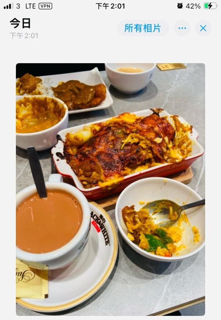 在iPhone照片中,顯示時間為 下午 2:01, 進食中的第一餐