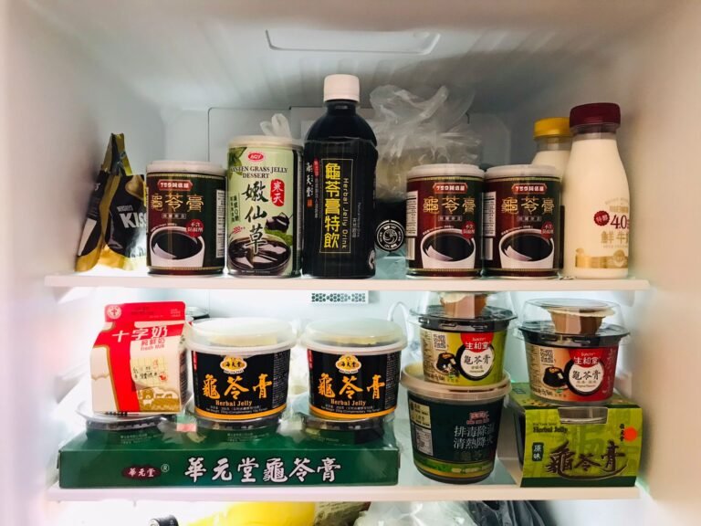 在雪櫃準備測試用的一堆龜苓膏