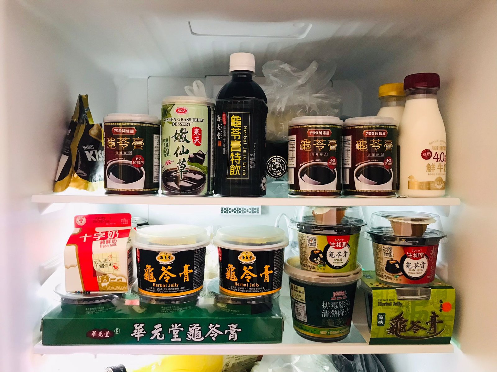 在雪櫃準備測試用的一堆龜苓膏